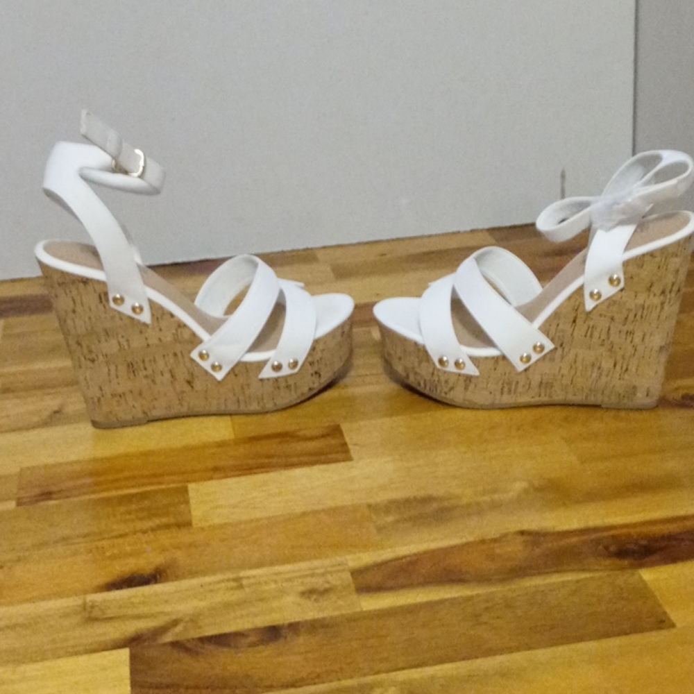KYNDALL,Wedges, 8.5, white, SMOKE-FREE CLOSET! 🚭🛍️ - Picture 4 of 10